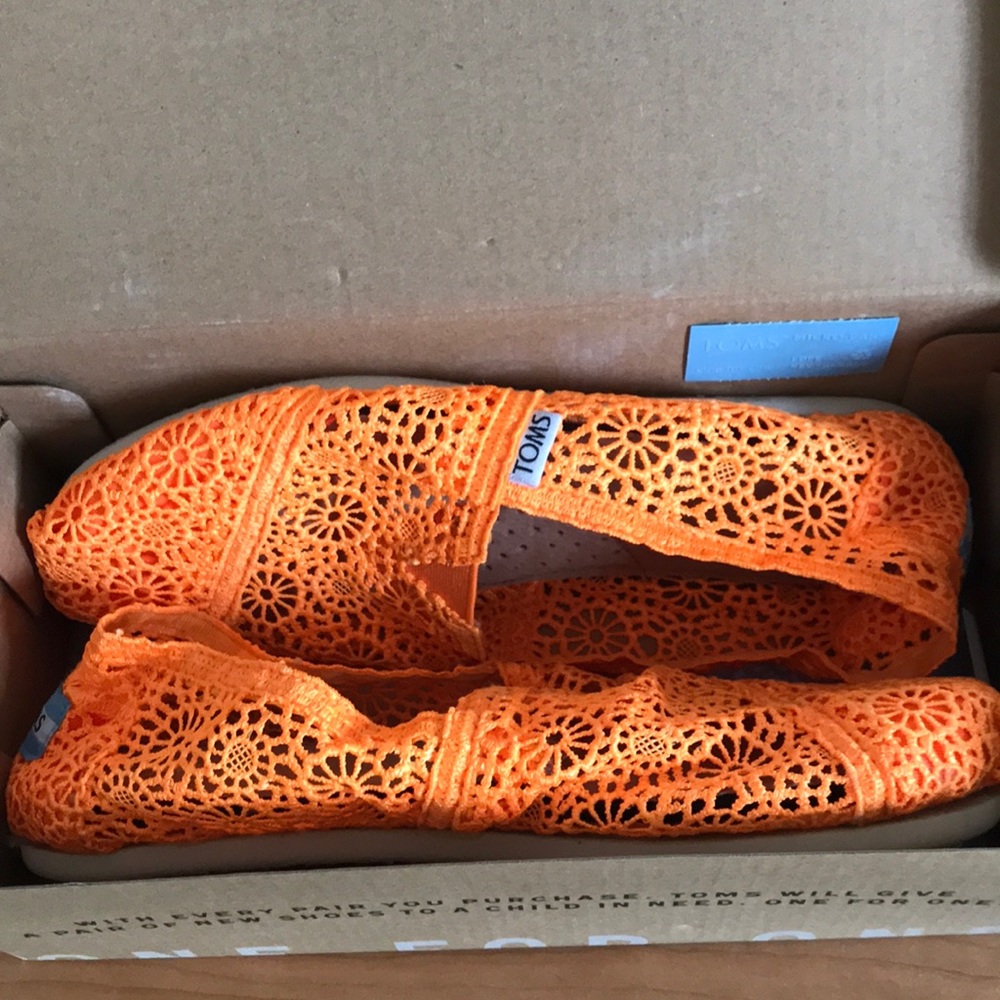 NIB Toms women’s size 7 orange lace flats .